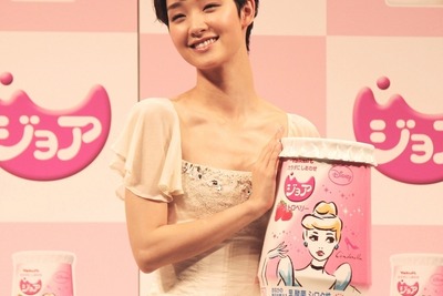 3mロングドレス姿のシンデレラ…剛力彩芽にバラを渡した王子様とは？ 画像