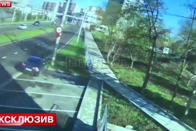 日産 GT-R、電柱をなぎ倒す瞬間…ロシアのサッカー選手が事故［動画］ 画像