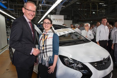 GM、5台の新車をサプライズ贈呈…累計生産5億台を記念 画像