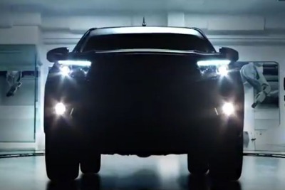 トヨタ ハイラックス 次期型、LEDライトが見えた 画像