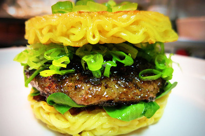 NY発「ラーメンバーガー」が日本1号店が東京・中野にオープン 画像