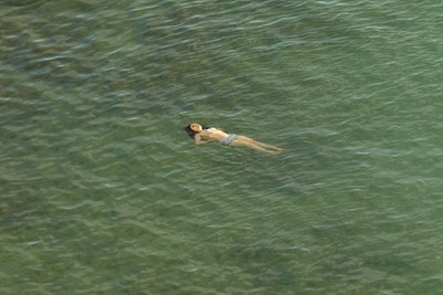 海にぷっかりと浮かぶ海水浴客だけを撮り下ろした異色写真集 画像