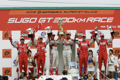 【SUPER GT】写真蔵…第5戦、日産 フェアレディZ が2位・3位 画像