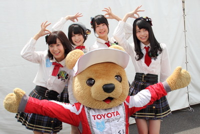 【スーパーフォーミュラ 第2戦】AKB48 Team8がサーキットに登場！「充電プリウス」披露で賑わう 画像