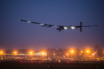 世界一周チャレンジ中の太陽光エネルギー飛行機が名古屋へ緊急着陸 画像