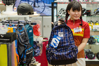 女性による、女性のためのスポーツサイクル専門店はカラバリ重視 画像