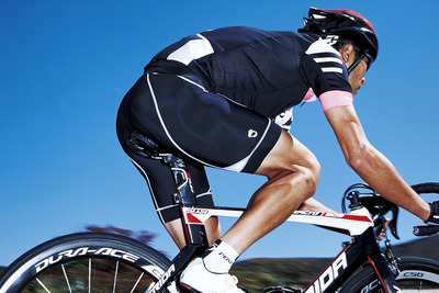 直射日光を反射、日焼けを防ぐ自転車パンツ…お腹を締めない工夫も 画像