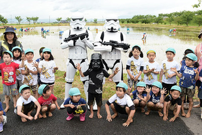 『スター・ウォーズ』トルーパーが青森に“来襲”…園児と一緒に田植え!? 画像