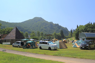 苗場スキー場、夏のゲレンデをオートキャンプ場としてオープン 画像