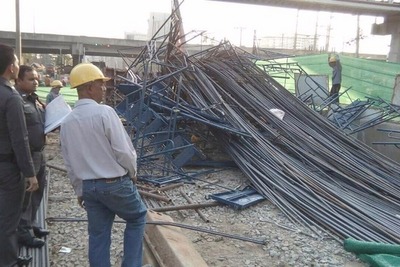 バンコク高架鉄道の建設現場で足場崩落…9人負傷 画像