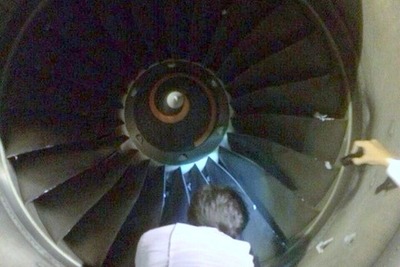 あわや大惨事…新年を祝う灯ろうが旅客機エンジンに詰まる　チェンマイ空港 画像