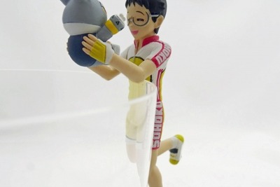 コップのふちでポーズをキメる、『弱虫ペダル』総北自転車部員 画像