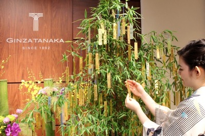 銀座・田中貴金属の七夕まつりは、金箔で作った短冊に願いごと 画像