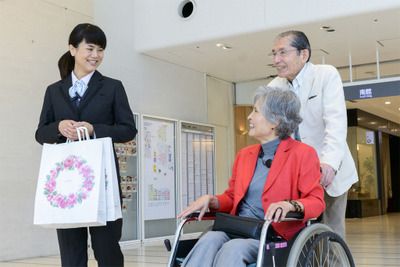 kmタクシー×玉川高島屋S・C、女性ドライバーによる買い物付き添いサービスを開始 画像