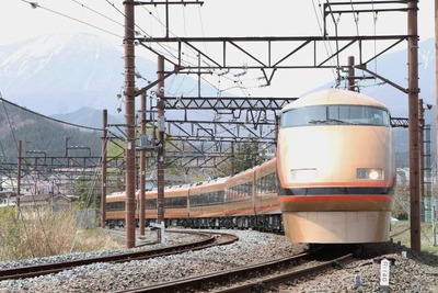 東武鉄道の金色特急、2編成目が登場…JR線に乗入れ 画像