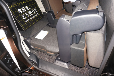 【トヨタ シエンタ 新型発表】片手で簡単収納、新採用の「タンブルシート」 画像