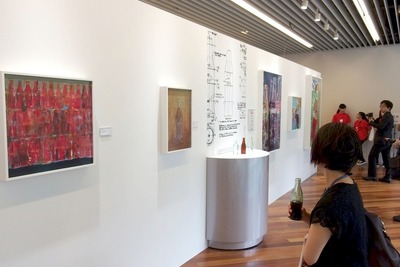 ウォーホルやロックウェルをボトル片手に見る 画像