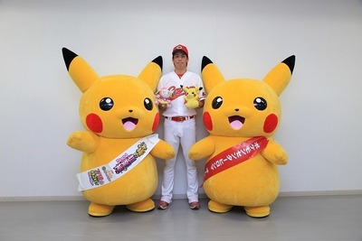 ピカチュウがカープ戦にサプライズ乱入も、雨男・前田健太が阻止 画像