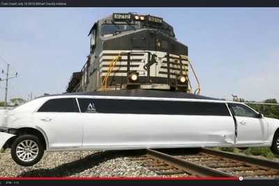 リムジンが踏切で立ち往生、列車が激突…奇跡的に原形とどめる［動画］ 画像