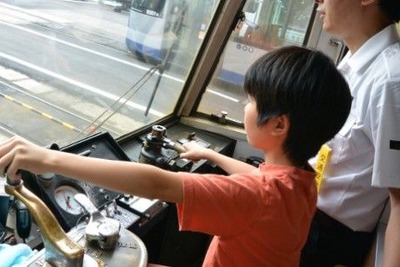 岡山電軌、恒例の小学生向け運転体験イベントを開始 画像