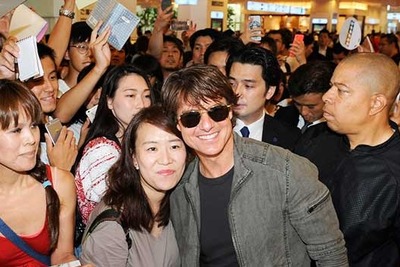 トム、日本に“来るーズ”…羽田でじっくりファンサービス1時間 画像