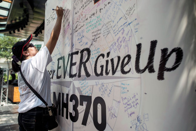 発見された航空機残骸、MH370と同じ777型機と断定 画像