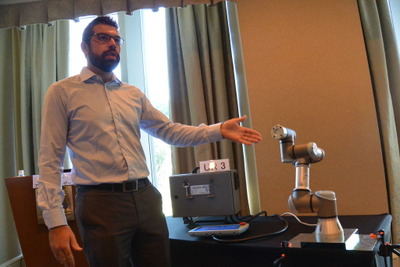 中小企業でも導入しやすく…ユニバーサルロボット、小型の多関節型ロボットアーム公開 画像