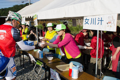 【ツール・ド・東北14】20kmごとに用意されるご当地グルメにモチベーションUP 画像