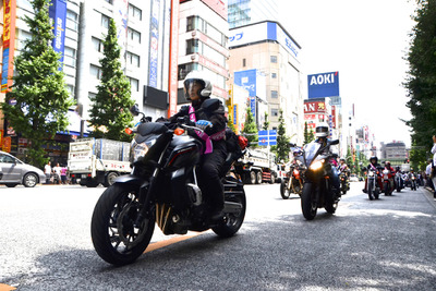 【バイクの日】レディースライダーたちのパレードに秋葉原中が注目 画像