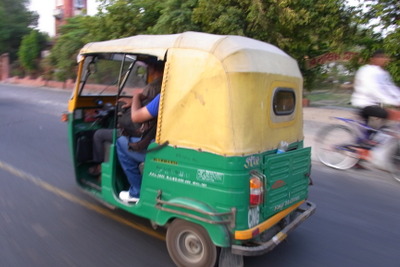 デリー近郊グルガオンの「オートリキシャー」に料金メーター搭載へ 画像