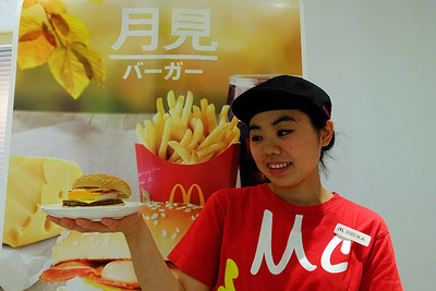 マクドナルド「月見」シリーズに北海道チェダーチーズをサンドした新作…9月1日から 画像