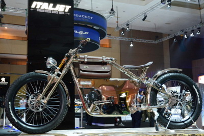 【ジャカルタモーターショー15】イタリアから電動アシスト自転車のショーモデルが登場 画像