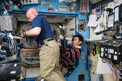 油井宇宙飛行士、眼の機能障害を調べる実験を実施 画像