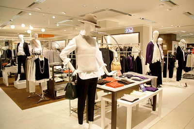 高島屋の「タブレット接客」…店頭で欠品した商品をその場で注文 画像