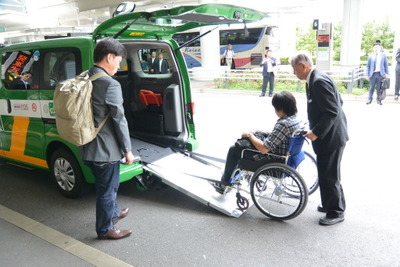 東京タクシーセンター、羽田空港国際線などで「UDタクシー」専用レーンの運用開始 画像