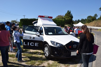 【マツダファンミーティング】高速警察隊も大満足! CX-5 パトカー登場に会場沸く 画像