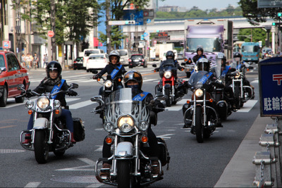 女性ハーレーライダーたちが銀座を交通安全パレード 画像