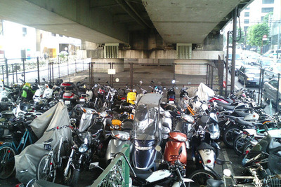 バイク駐車場作るとしながら国有財産を放置　港区 画像