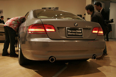 【BMW 3シリーズクーペ 新型発表】プレミアムの条件とバングルのリア 画像