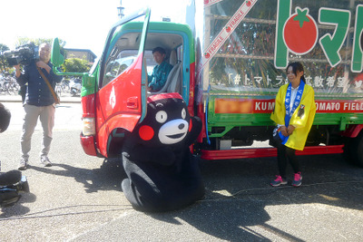 くまモン発案、“熊本発東京行きトマト畑トラック”に思わぬ設計ミス!?　出発式で呆然 画像
