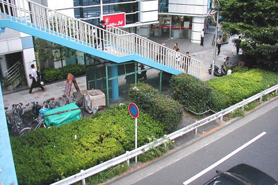 歩道にオートバイを駐車する実験 東京西新宿 画像