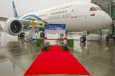 ボーイング、オマーン航空 ドリームライナー 初号機を納入 画像