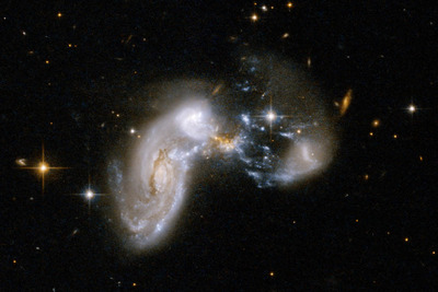 アルマ望遠鏡で遠方銀河の活発な星形成を観測 画像