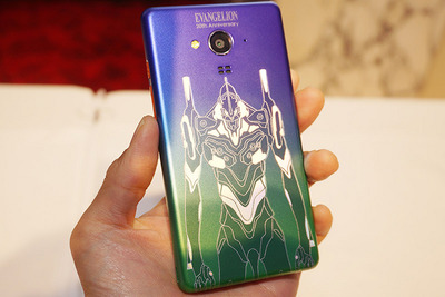 ベールを脱いだ「エヴァスマホ」デザインを見る 画像