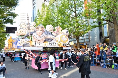 川崎駅前にスター・ウォーズねぶたが4台繰り出し勇壮パレード 画像