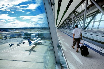 ロンドン・ガトウィック空港、予約制のプレミアムレーンを設置…料金は約2300円 画像