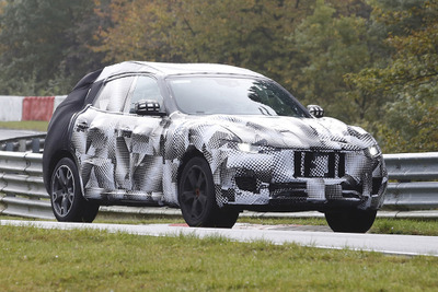 まるで背高スーパーカー!? マセラティ初のSUV、ニュルで高速テスト 画像