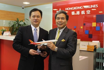 香港航空、熊本県知事を歓迎…来月14日の直行便開設を前に 画像