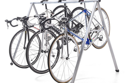 サドルをひっかけるだけで駐輪できる自転車スタンド…最大5台まで 画像