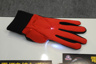 【産業交流展15】LEDライト付手袋、夜間の作業に最適…蘭華 画像